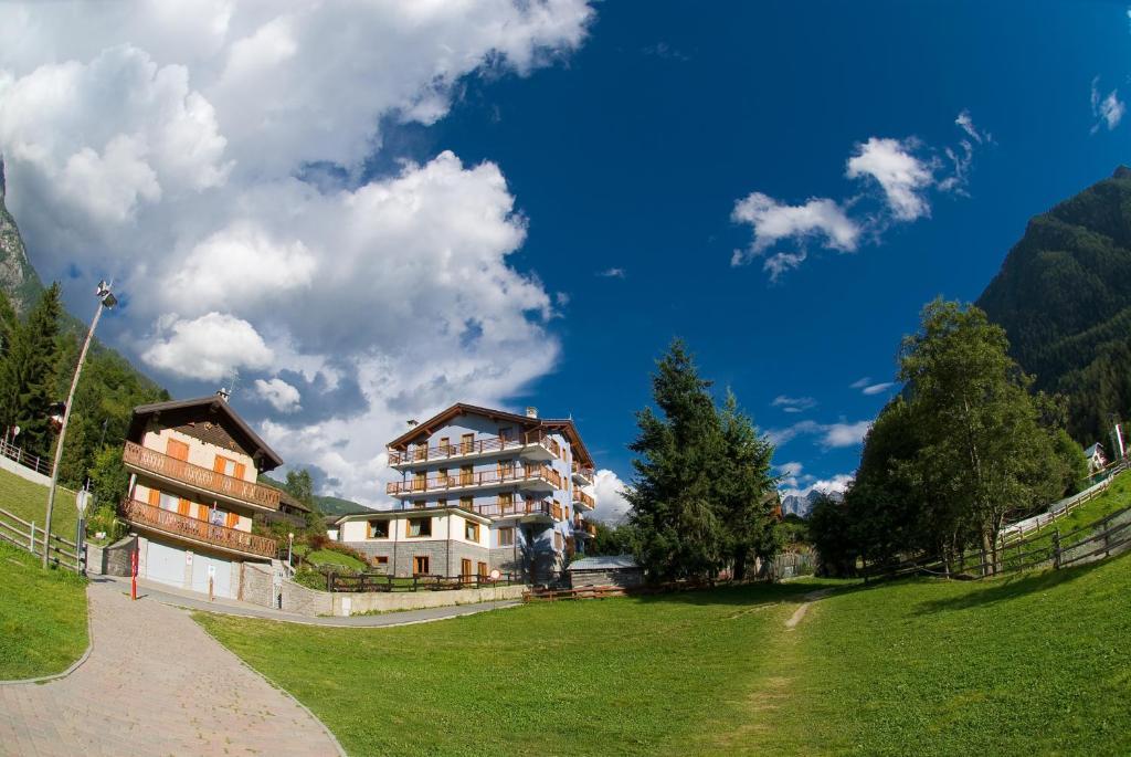 Laghetto Alpine Hotel & Restaurant 브루송 외부 사진
