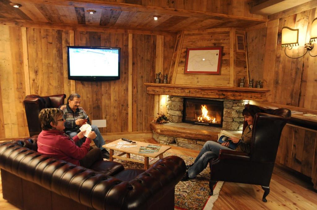 Laghetto Alpine Hotel & Restaurant 브루송 외부 사진